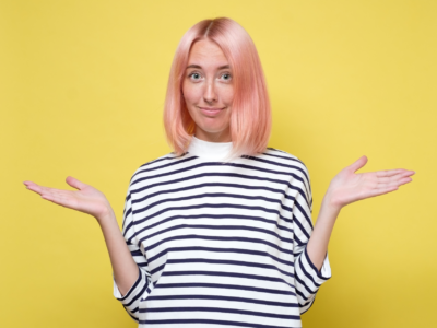 Valinta toiminimi vai osakeyhtiö riippuu siitä, kuinka suurta riskiä olet valmis ottamaan, kuinka paljon hallinnollista työtä haluat tehdä ja mitä tavoitteita yritykselläsi on. Pienimuotoiseen, yksinyrittäjän toimintaan toiminimi on usein nopea ja helppo ratkaisu, kun taas osakeyhtiö sopii paremmin kasvua tavoitteleville, useamman henkilön yrityksille ja tilanteisiin, joissa halutaan rajata omistajan vastuuta.